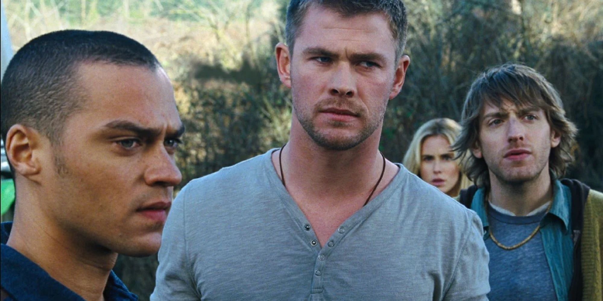 Chris Hemsworth com seu grupo de amigos da faculdade em The Cabin in the Woods.
