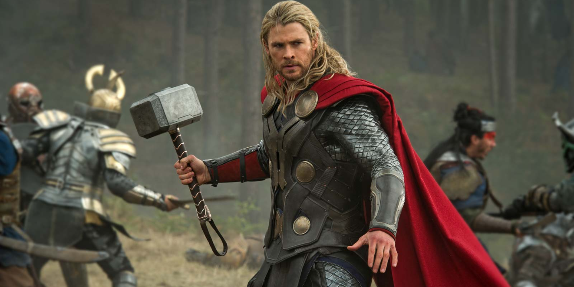 Thor memegang palunya dalam pertempuran