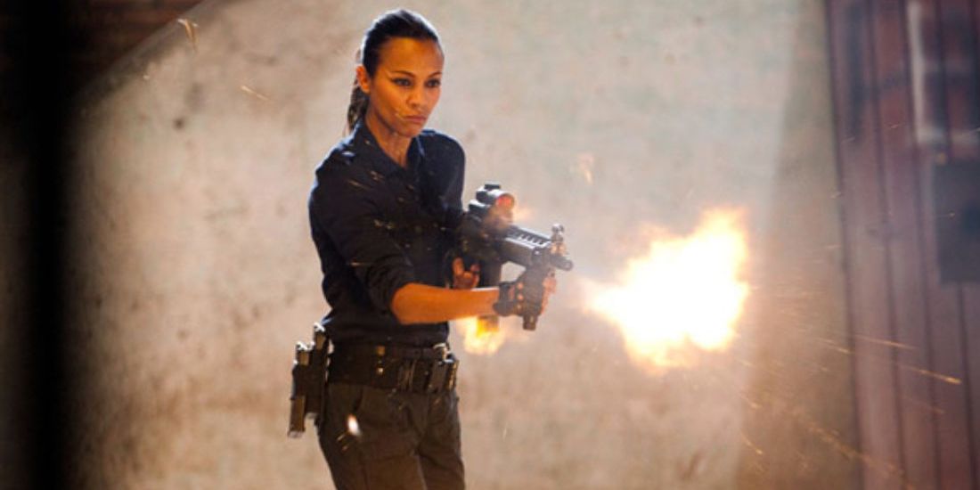 Zoe Saldaña as Cataleya firing a gun in Colombiana.