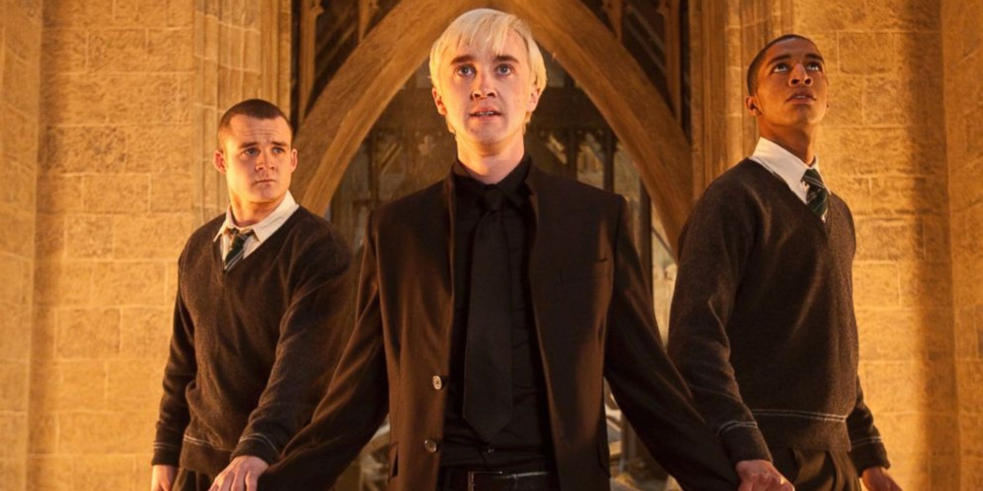 Draco Malfoy (Tom Felton), Gregory Goyle (Josh Hardman) y Blaise Zabini (Louis Cordis) están listos para la batalla.