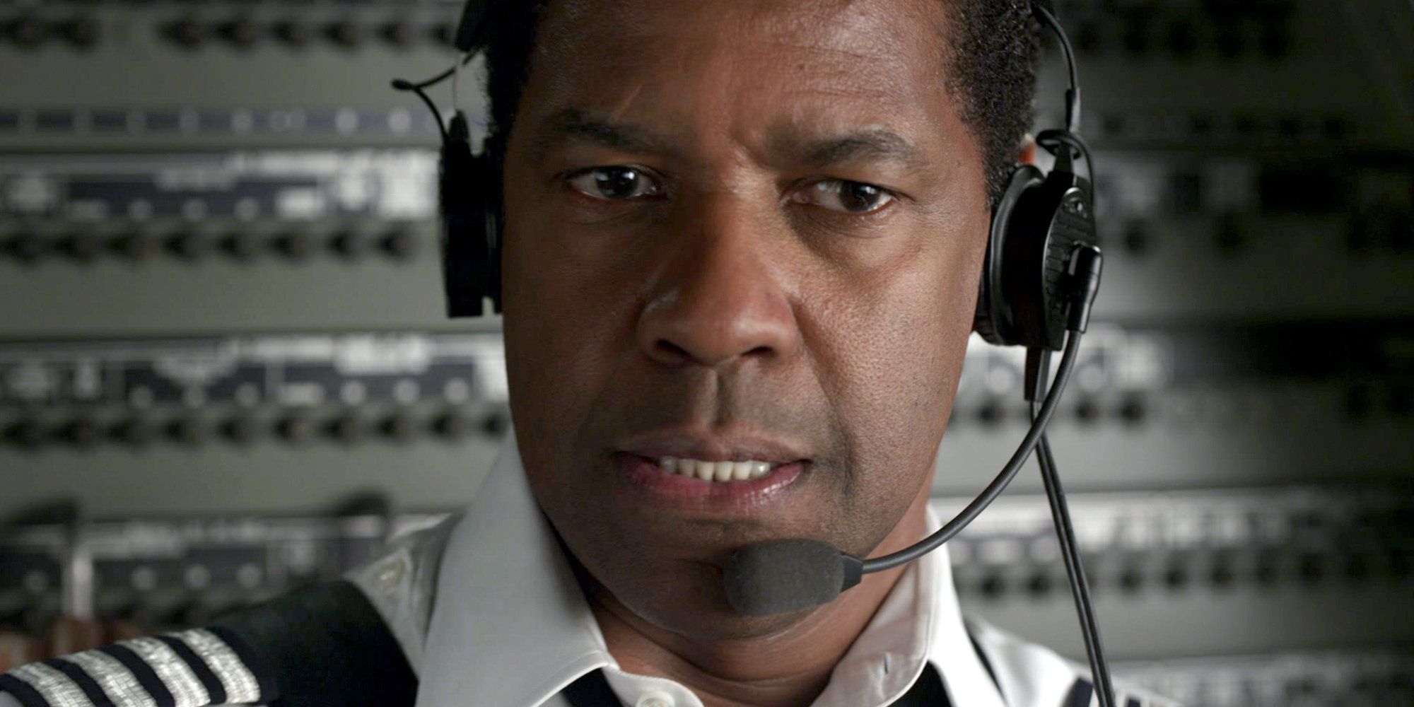 Denzel Washington pilota seu avião em Voo.