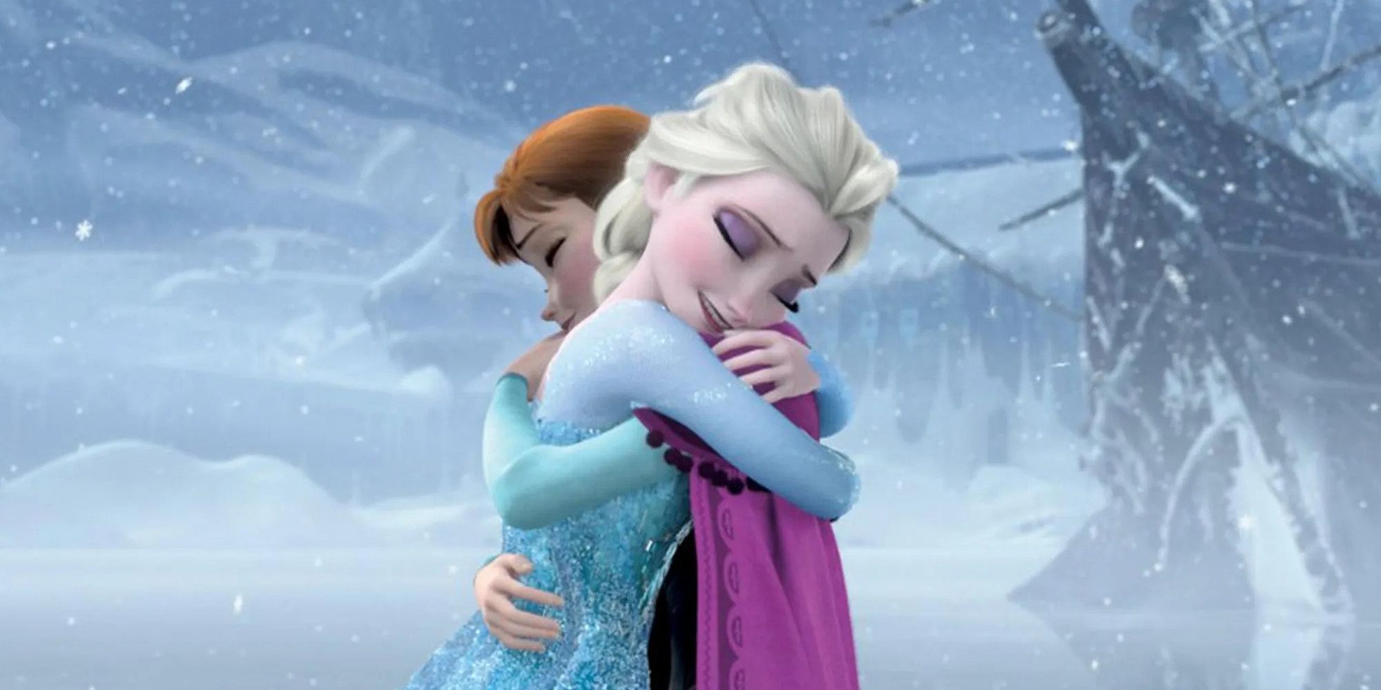 Ana ed Elsa si abbracciano in Frozen