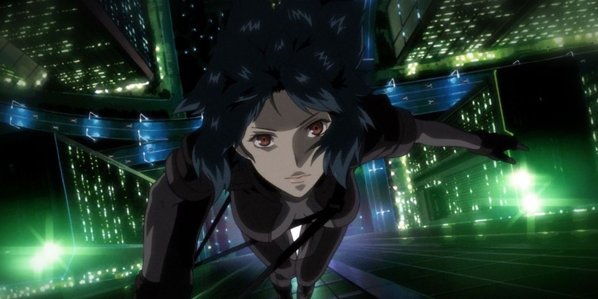 Major Motoko Kusanagi climbing a building at night in Ghost in the Shell