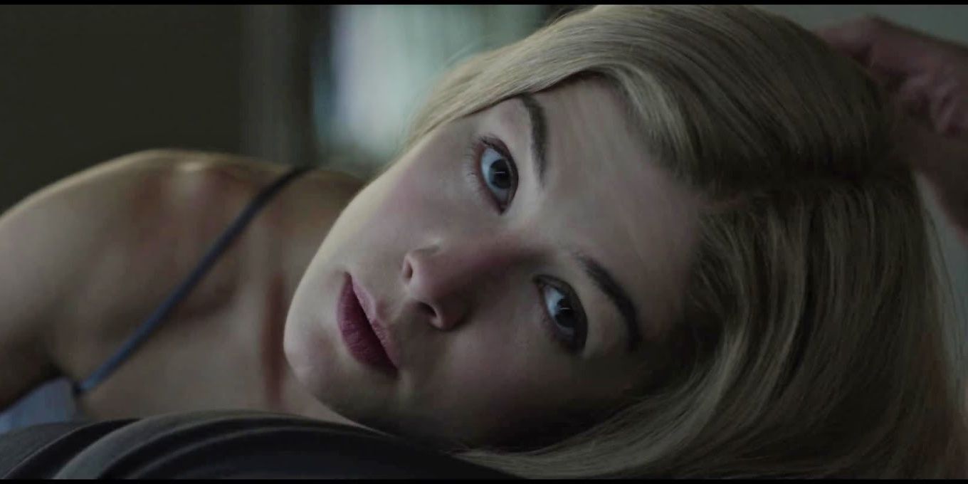 Gone Girl Amy allongée recadrée