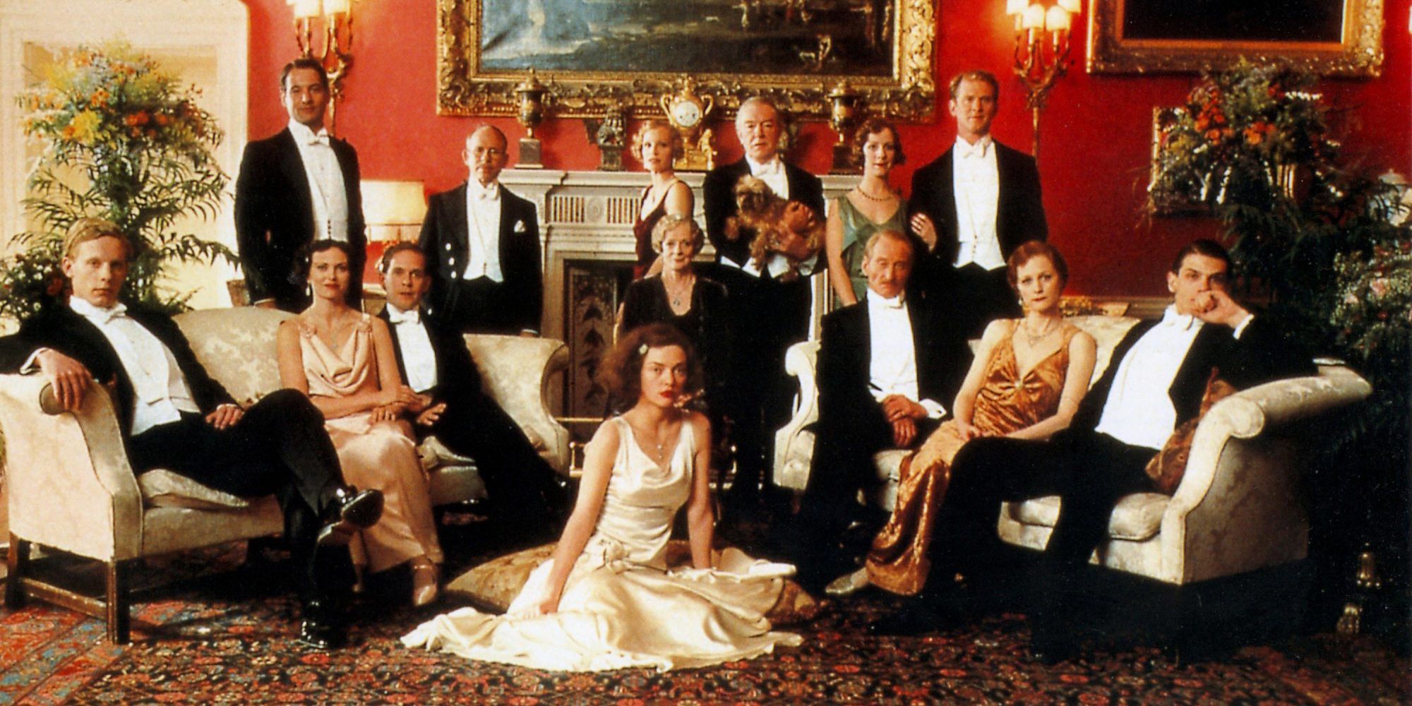Personagens de Gosford Park posando em uma sala de estar