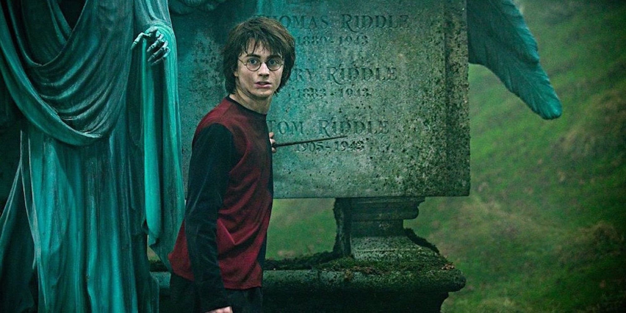Harry Potter debout dans un cimetière, l'air effrayé, dans Harry Potter et la Coupe de Feu.