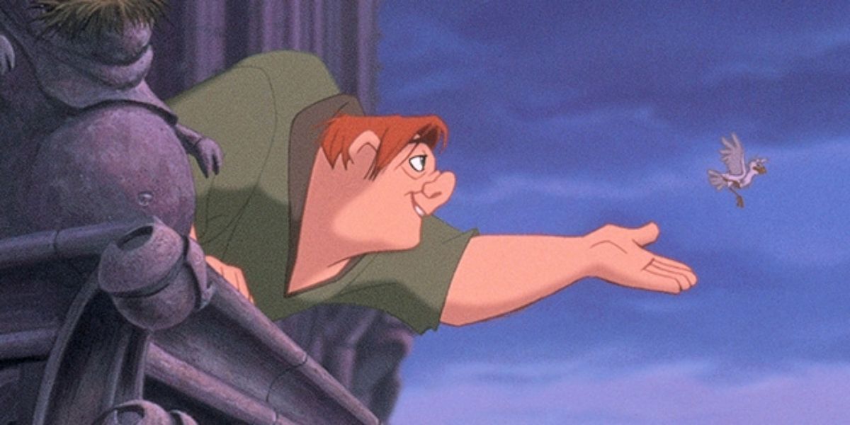 Quasimodo lâche un petit oiseau du haut du clocher.