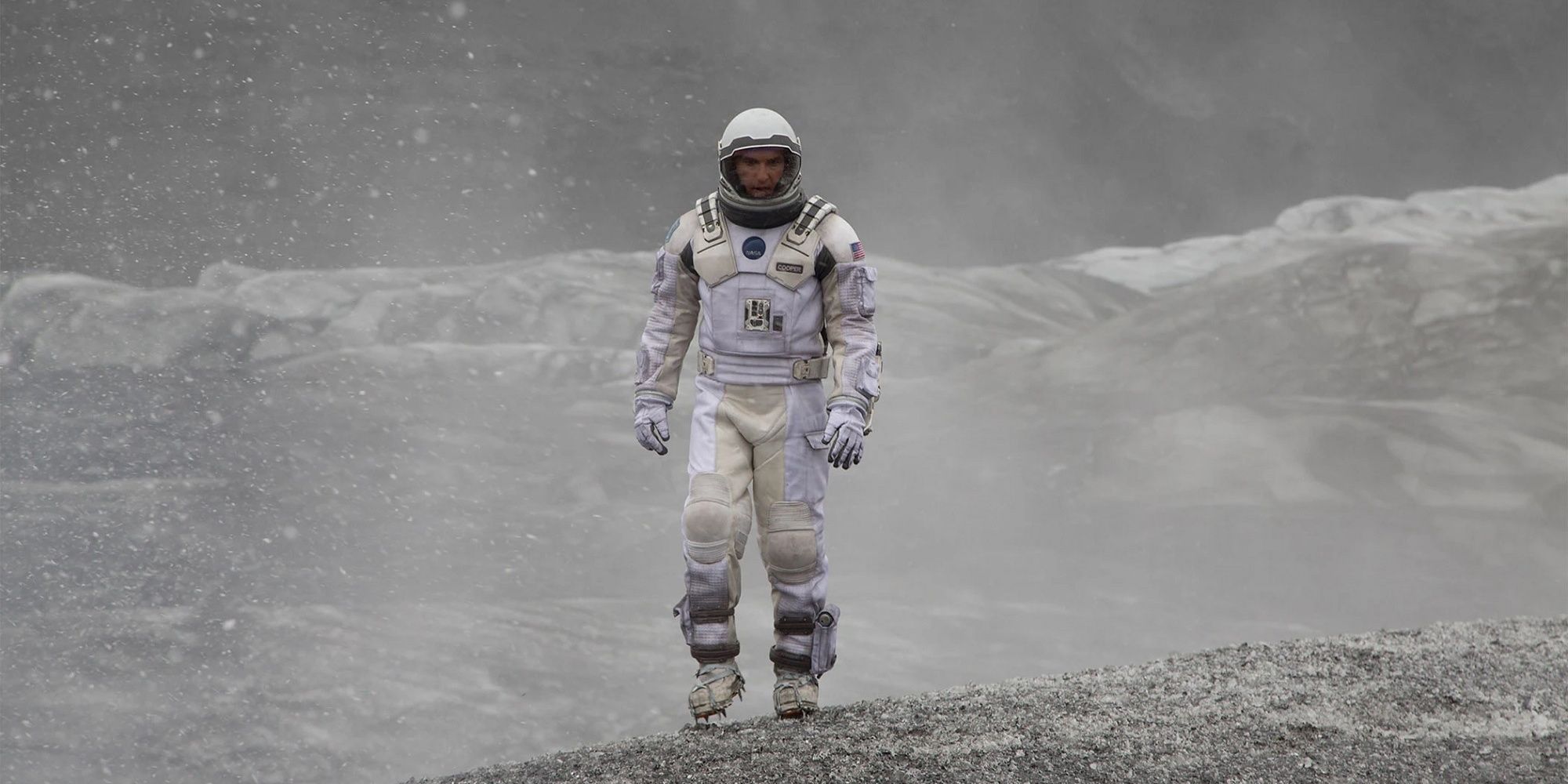 Cooper no planeta gelado em Interestelar de Christopher Nolan.