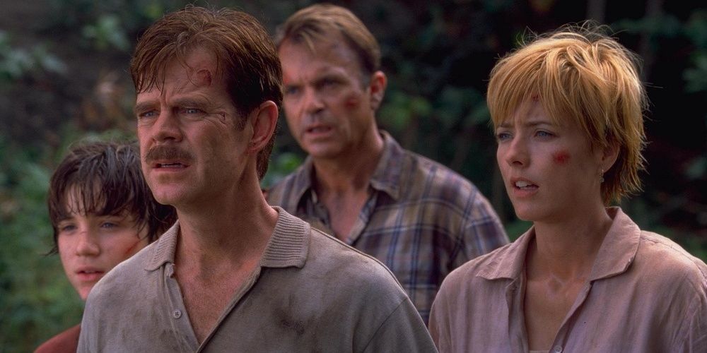 Trevor Morgan, William H. Macy, Sam Neill et Tea Leoni, sales, se tiennent tous confus devant des arbres dans Jurassic Park 3.