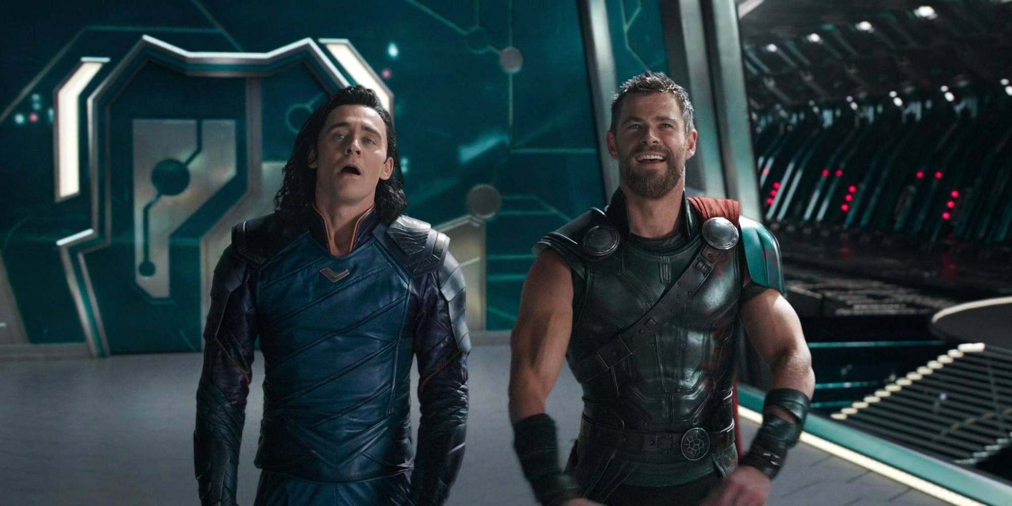 Tom Hiddleston e Chris Hemsworth como Loki e Thor depois de obter ajuda em Thor: Ragnarok