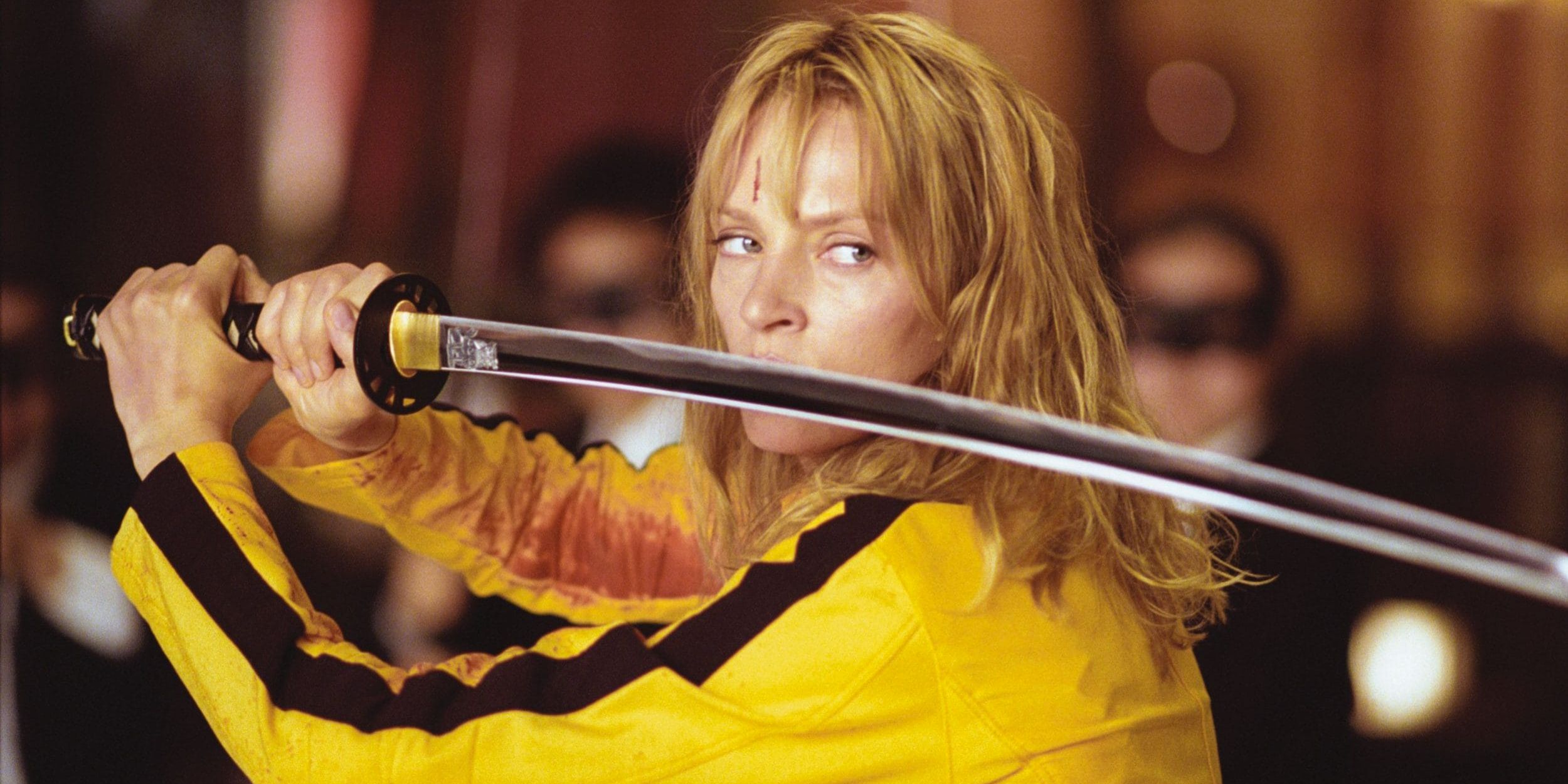 Vêtue d'un survêtement jaune ensanglanté, une assassine vengeresse brandit un katana contre une horde d'assassins.