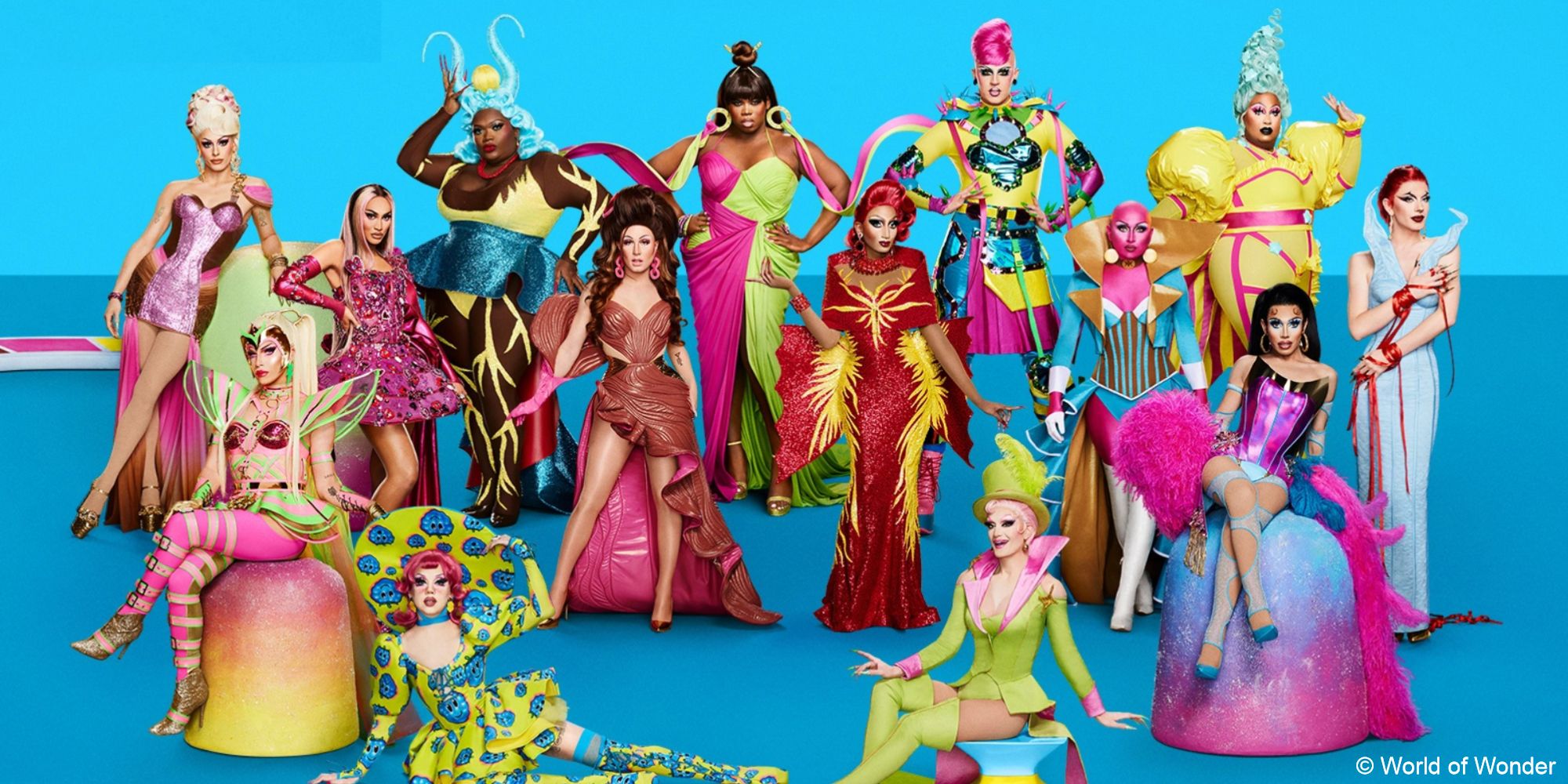 Foto revelada do elenco da 14ª temporada de RuPaul's Drag Race mostra 14 drag queens em um fundo azul-petróleo