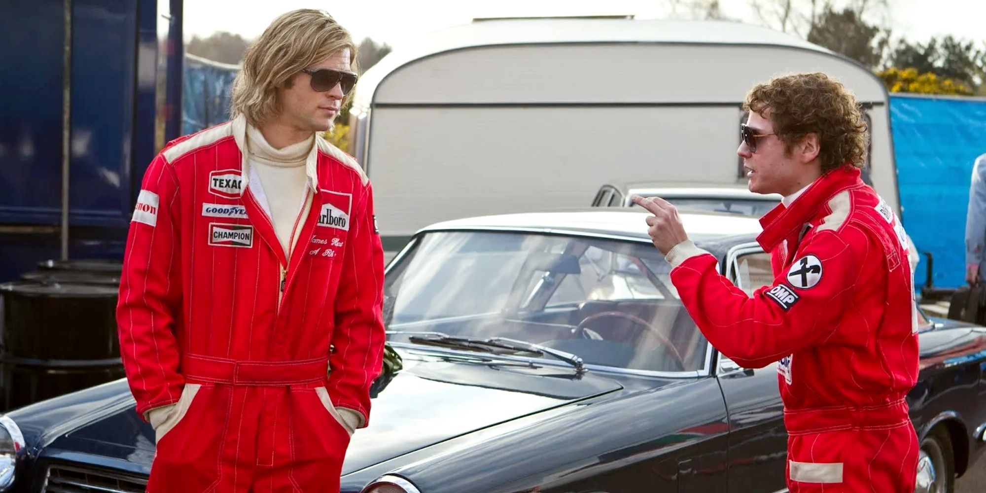 James Hunt et Niki Lauda discutent de quelque chose.