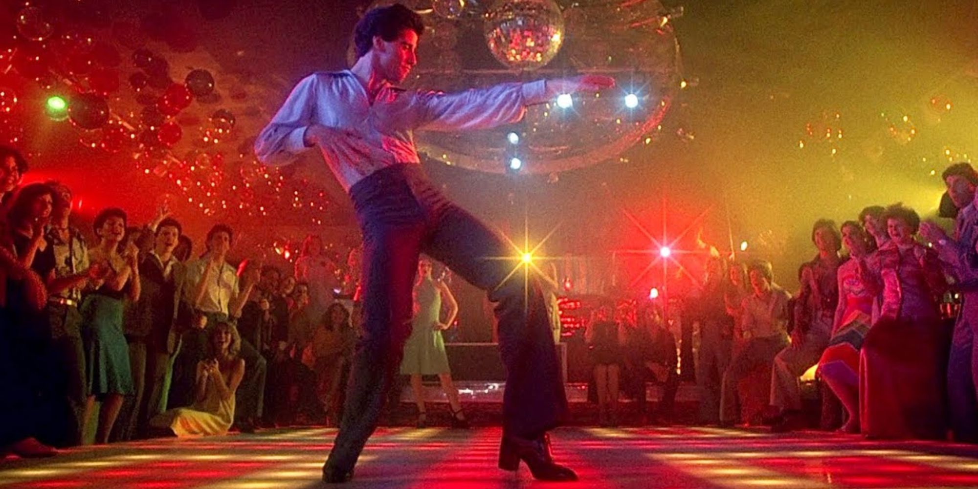 John Travolta danse dans 'La fièvre du samedi soir'.