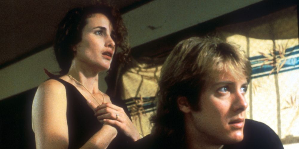 Andie McDowell e James Spader como Ann e Graham olhando atentamente na mesma direção em Sex Lies and Videotape