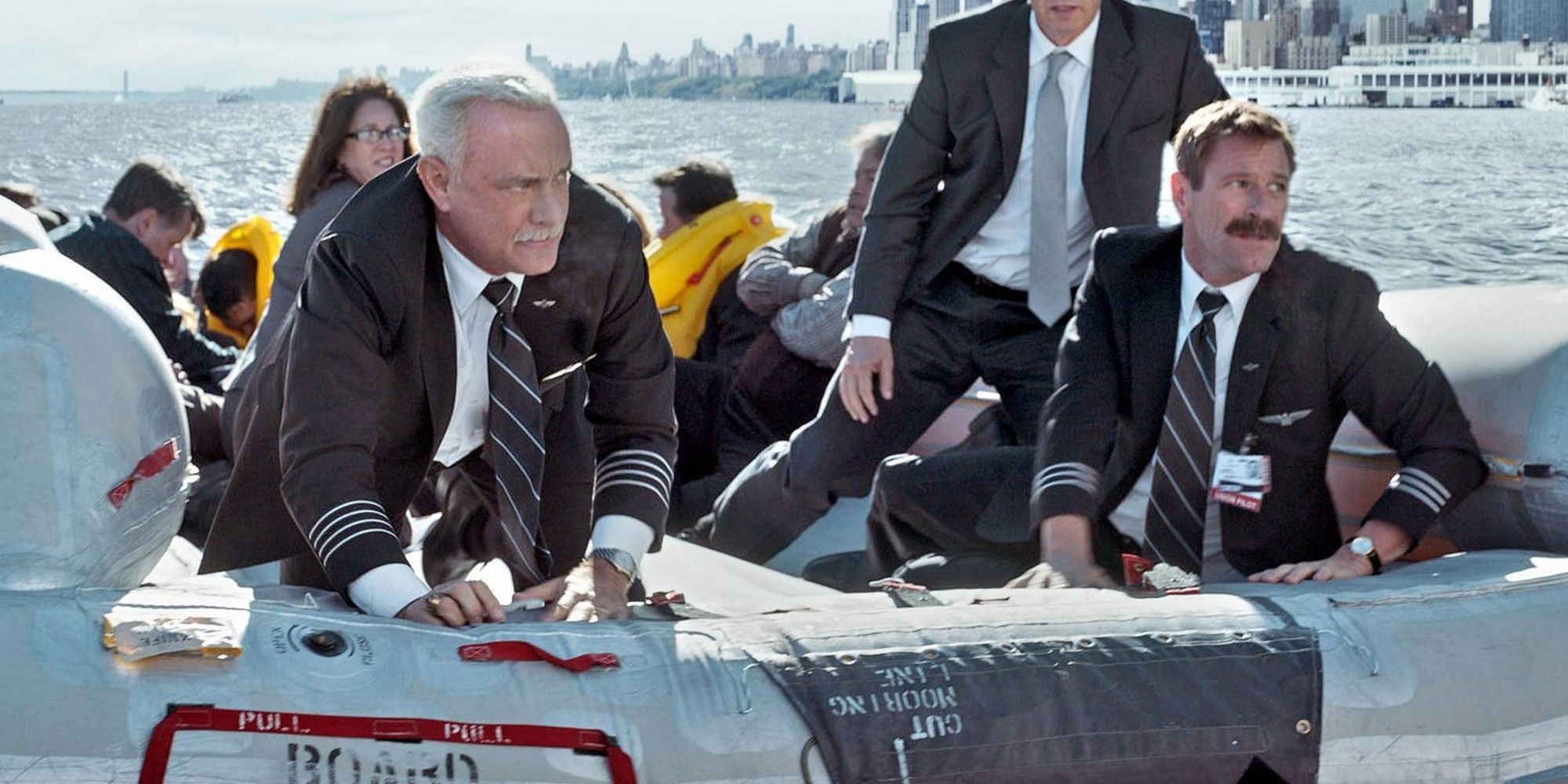 Tom Cruise em um bote salva-vidas após a queda do avião em Sully.