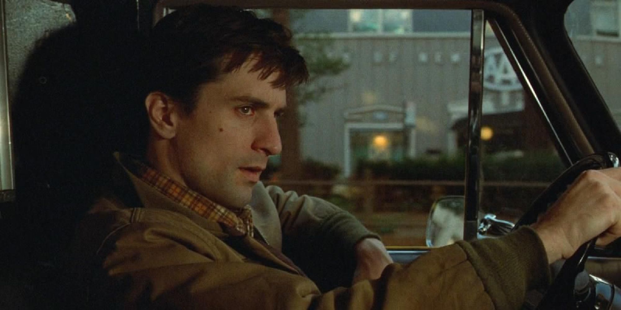 Travis Bickle assis dans son taxi dans 'Taxi Driver'.