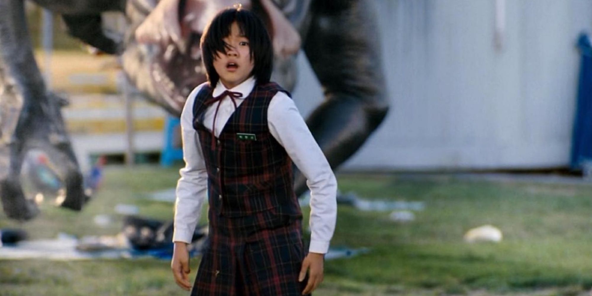 Go Ah-Sung as Park Hyun-seo standing in front of a creature in The Host (2006)
