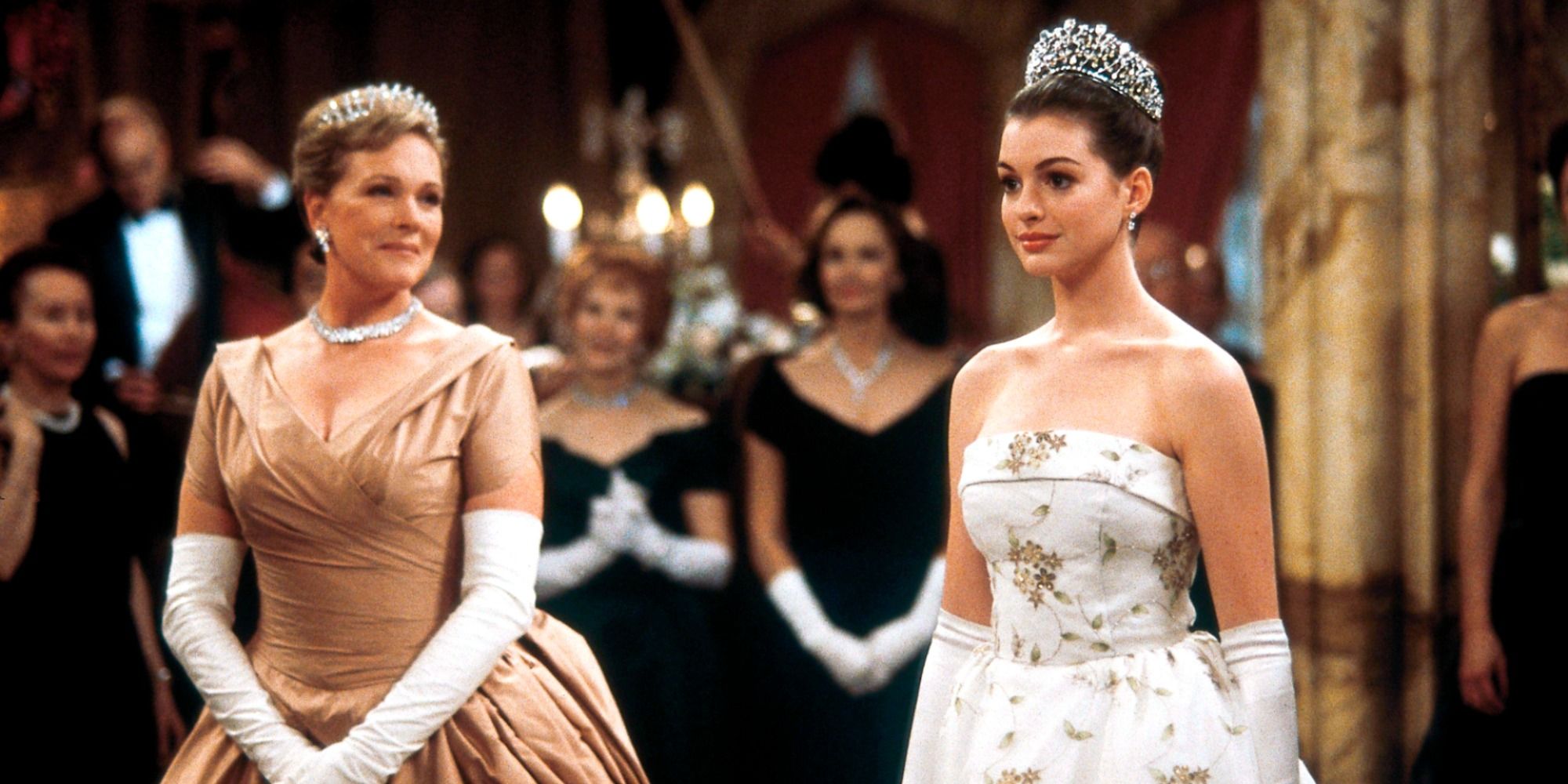 Julie Andrews et Anne Hathaway en robe de bal lors d'une cérémonie royale.