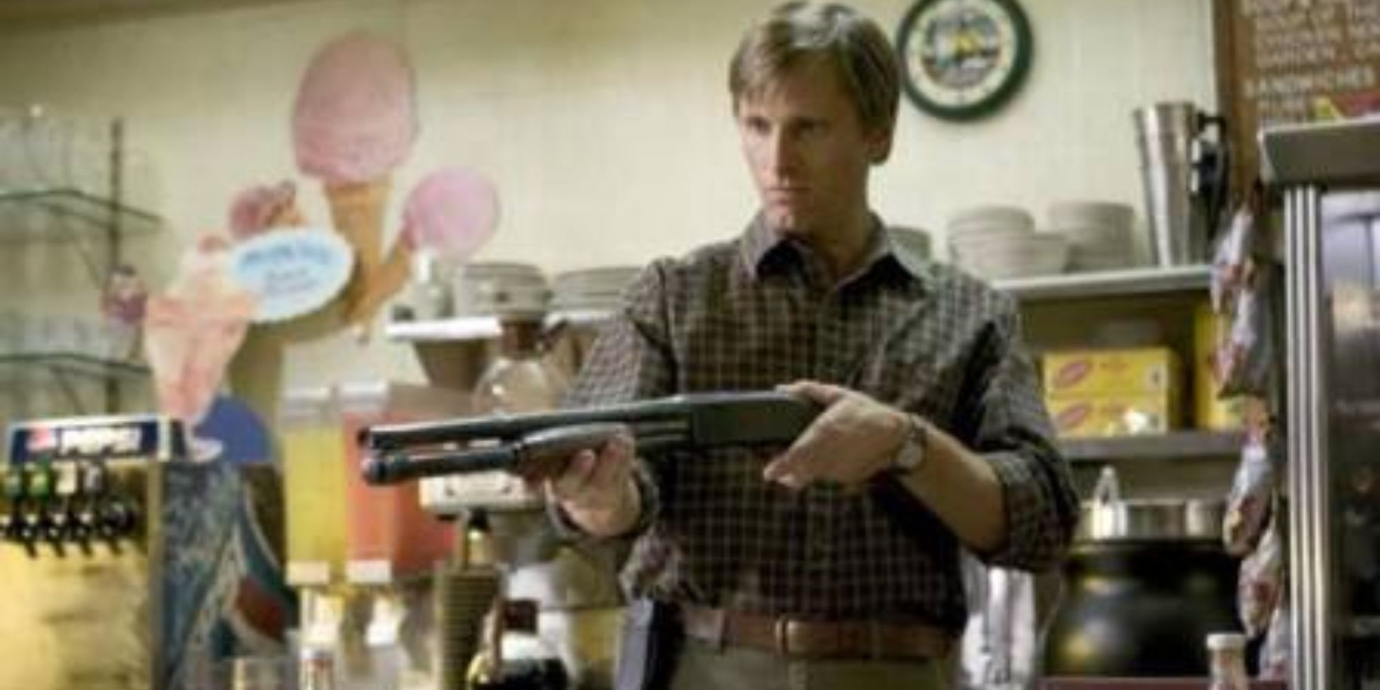 Viggo Mortensen wielding a shotgun in A History of Violence