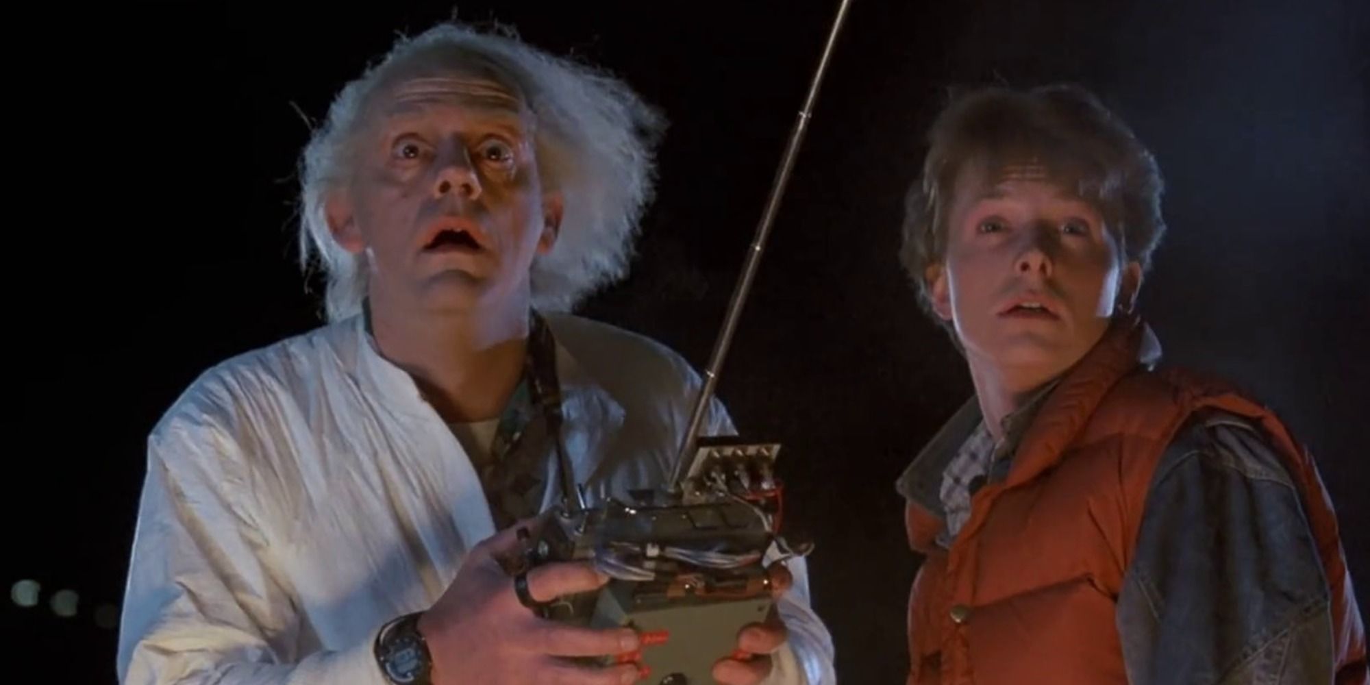 Christopher Lloyd sebagai Doc Brown dan Michael J. Fox sebagai Marty McFly mencoba membuat DeLorean bekerja di Back to the Future