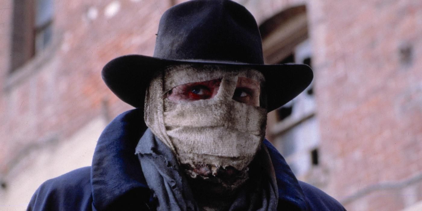 Liam Neeson interpreta al vendado Peyton Westlake Darkman en la película de superhéroes Darkman de Sam Raimi de 1990.