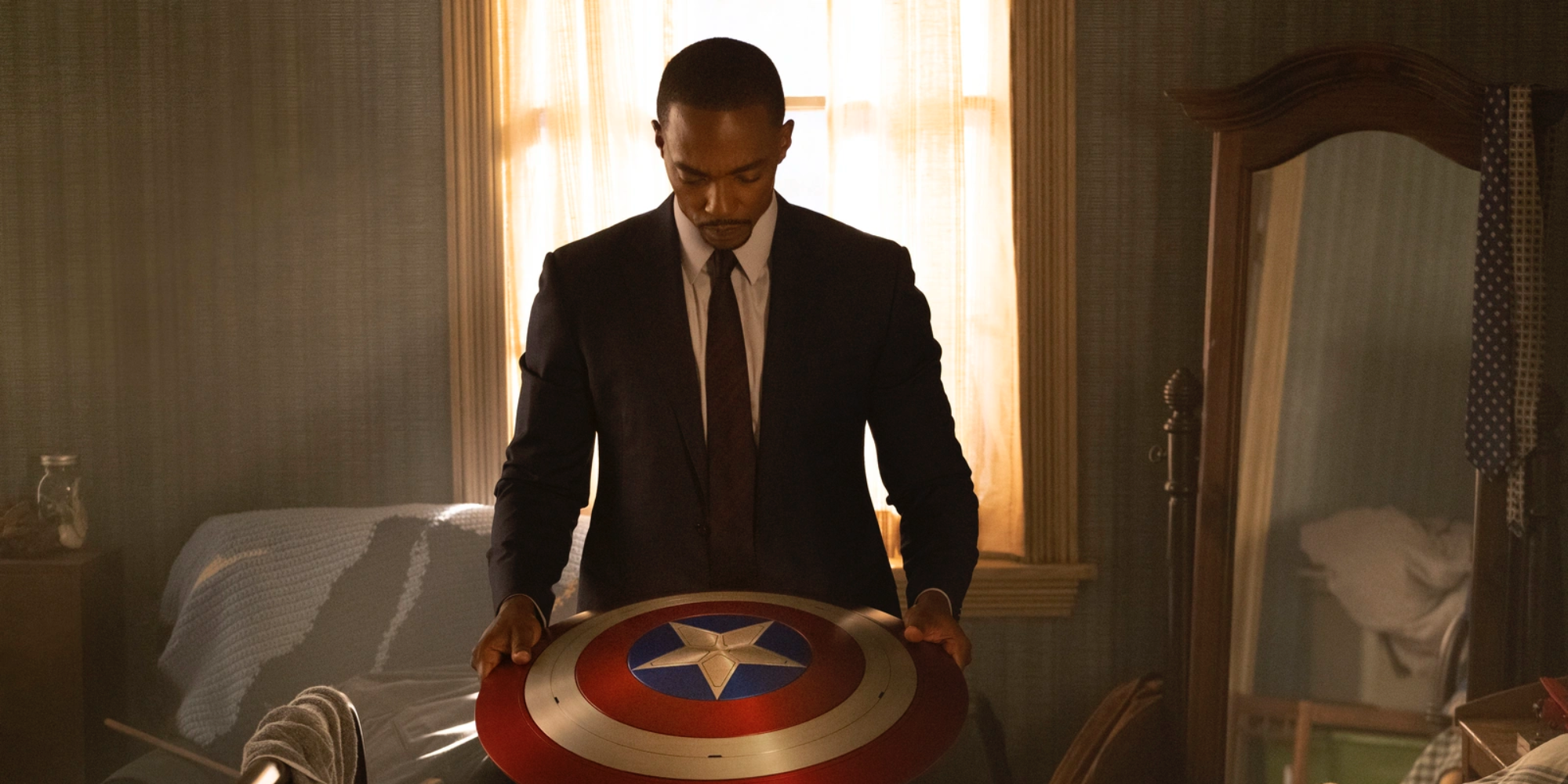 Anthony Mackie as Sam Wilson holding Captain America's shield.