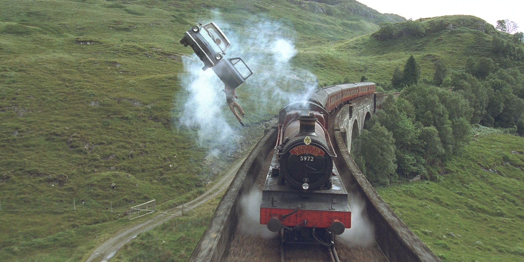 La voiture volante des Weasley et le Poudlard Express en route pour Poudlard dans Harry Potter et la chambre des secrets