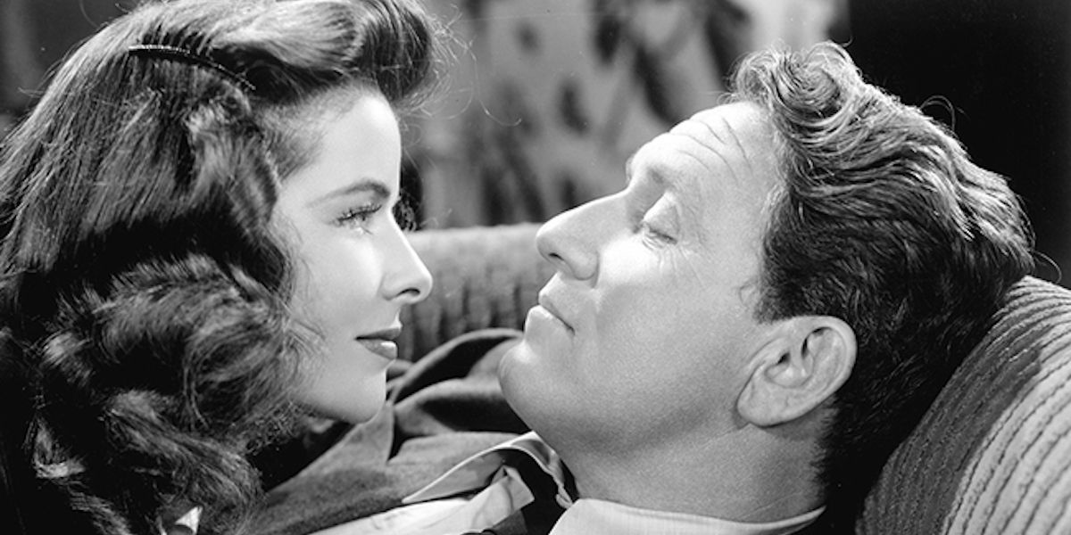 Katherine Hepburn sebagai Tess Harding berbaring di atas Spencer Tracy sebagai Sam Craig dalam Woman of the Year (1942)