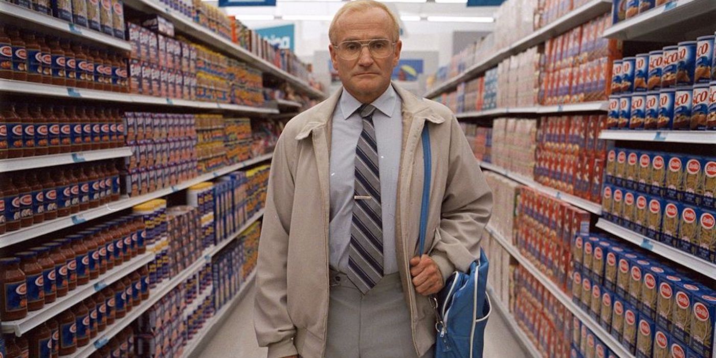 Robin Williams as Sy Parrish, standing in a grocery store aisle and staring blankly into the camera in One Hour Photo