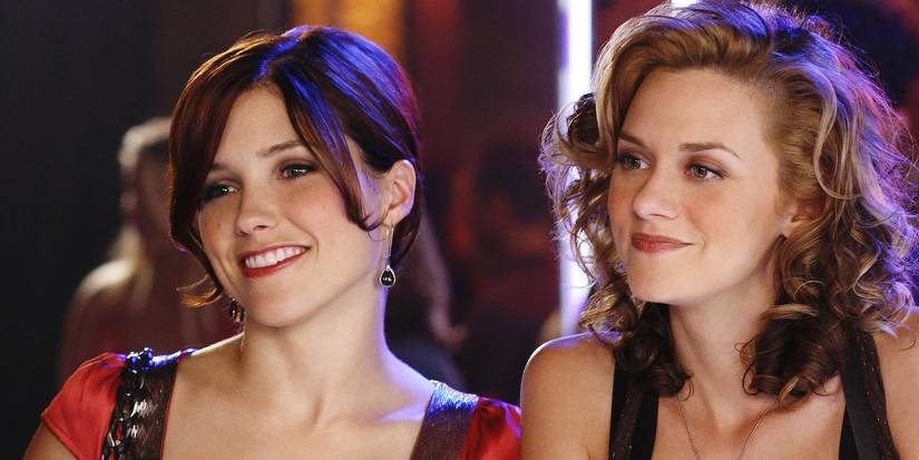 Sophia Bush as Brooke and Hilarie Burton as Peyton smiling in One Tree Hill