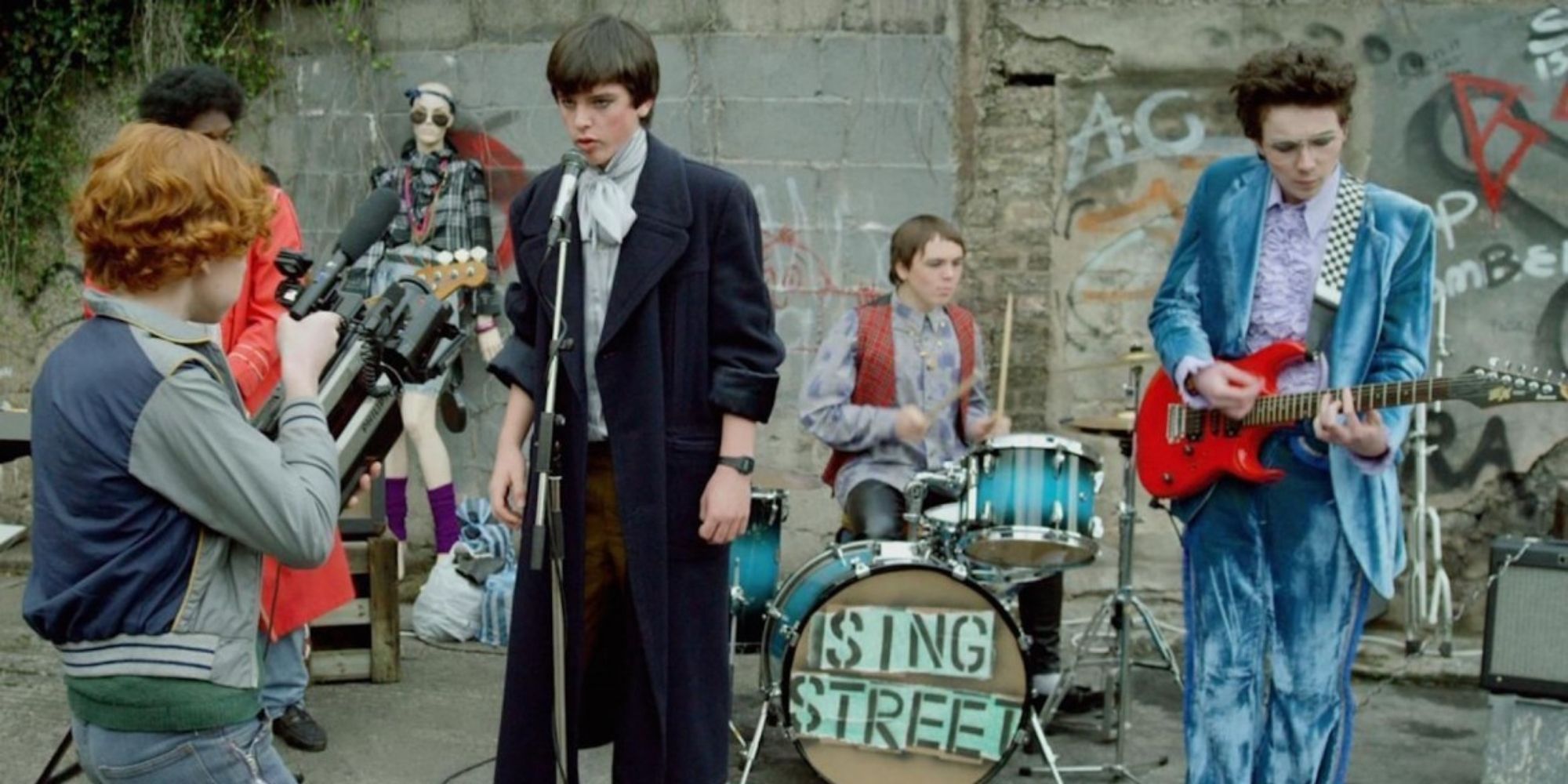 Le groupe de Sing Street tourne un clip vidéo dans Sing Street.