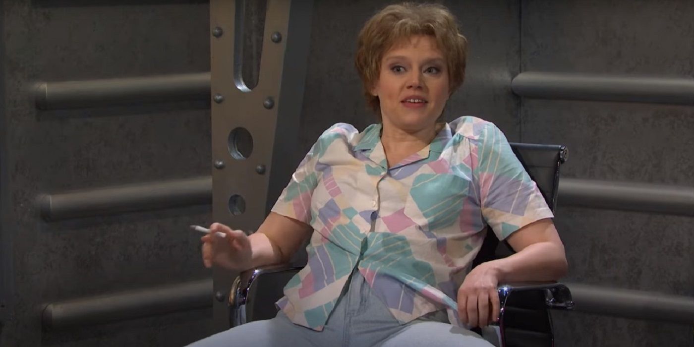 Kate McKinnon, que interpreta a una mujer secuestrada por extraterrestres en un sketch de SNL, está sentada con un cigarrillo en la mano.