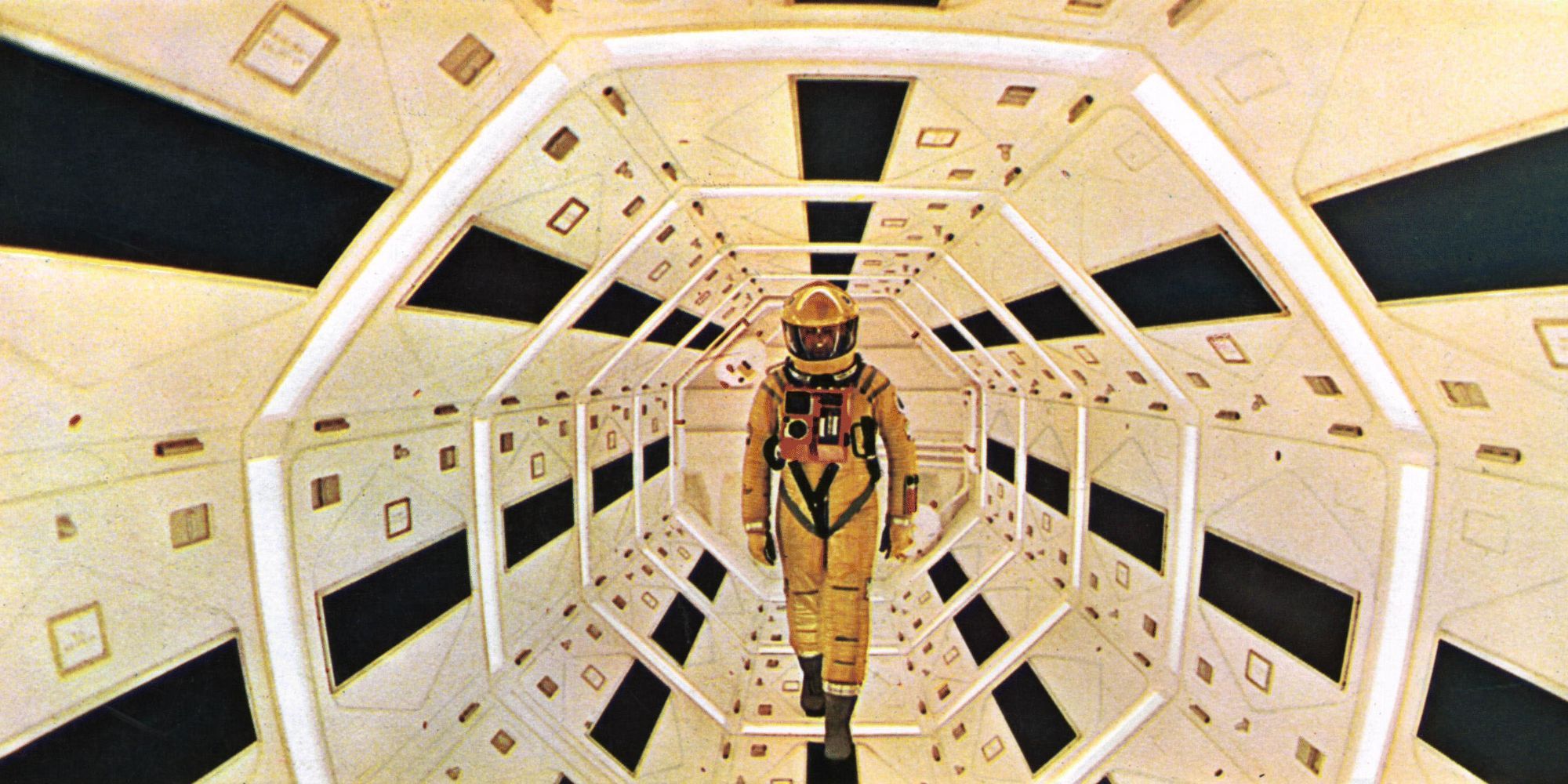 Um astronauta na entrada do espaço em 2001: Uma Odisséia no Espaço
