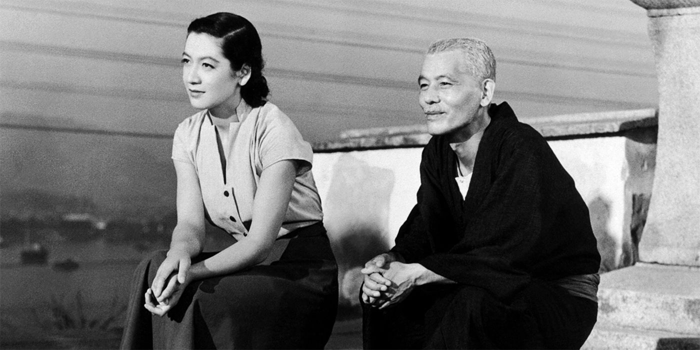 Setsuko Hara y Ryu Chishu sentados en el techo de Japón en “Tokyo Story”