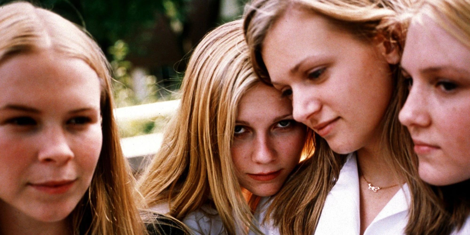 Kirsten Dunst, A. J. Cook, Chelse Swain and Hanna R. Hall as the Lisbon sisters in The Virgin Suicides close-up shot.