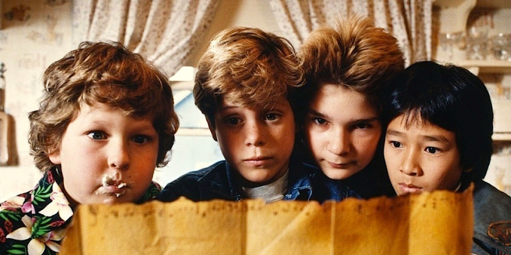 Sean Astin, Corey Feldman, Jeff Cohen y Ke Huy Quan en Los Goonies (1985)