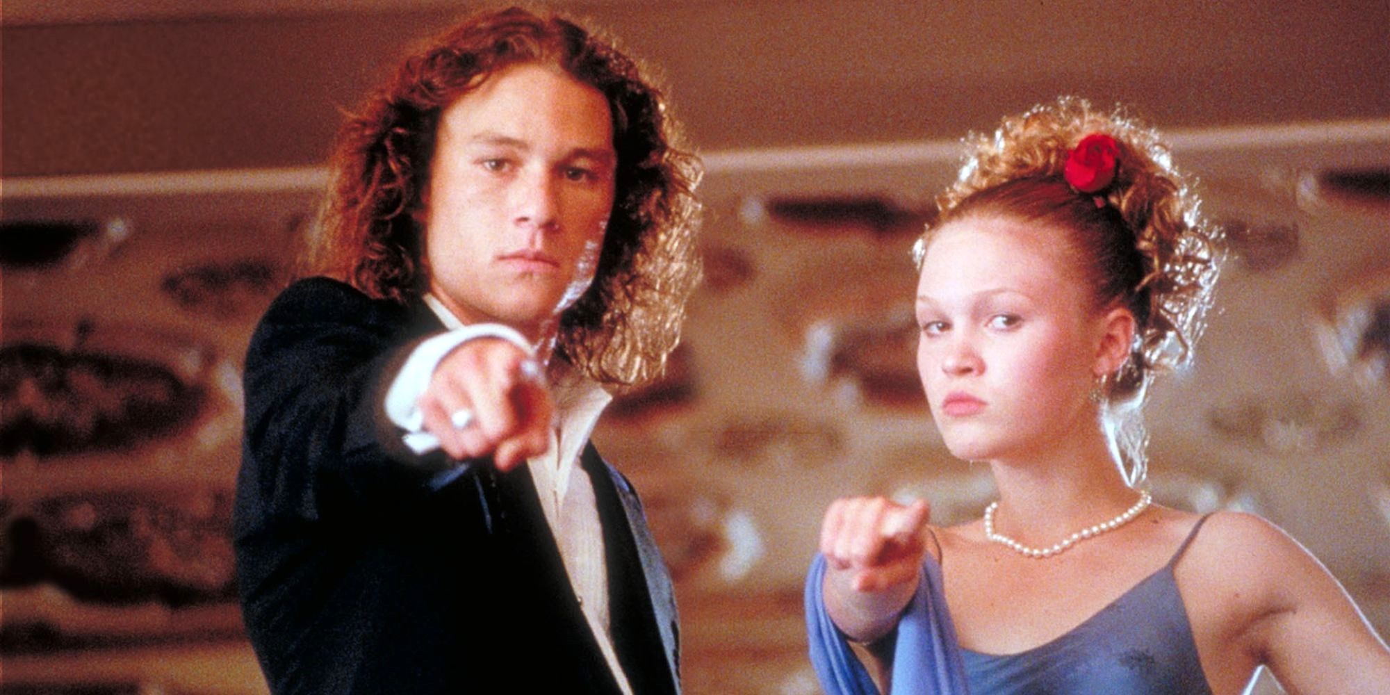 Heath Ledger and Julia Stiles pointing at the camera in 10 Things I Hate About You