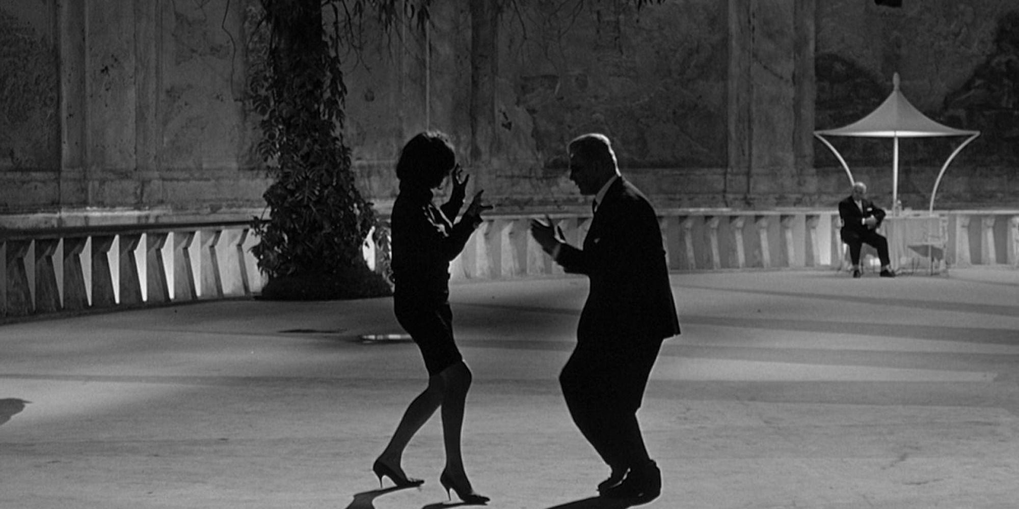figures obscurcies d'un homme et d'une femme dansant dans un espace ouvert