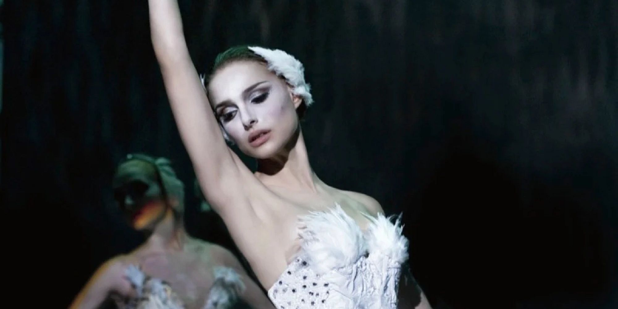 Nina menampilkan Swan Lake di atas panggung di 'Black Swan'