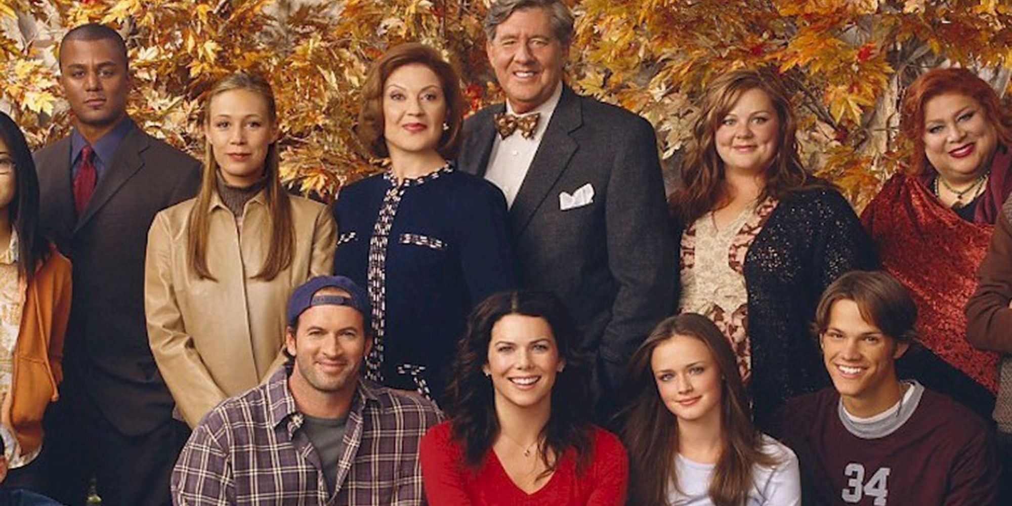 The cast of Gilmore Girls standing together