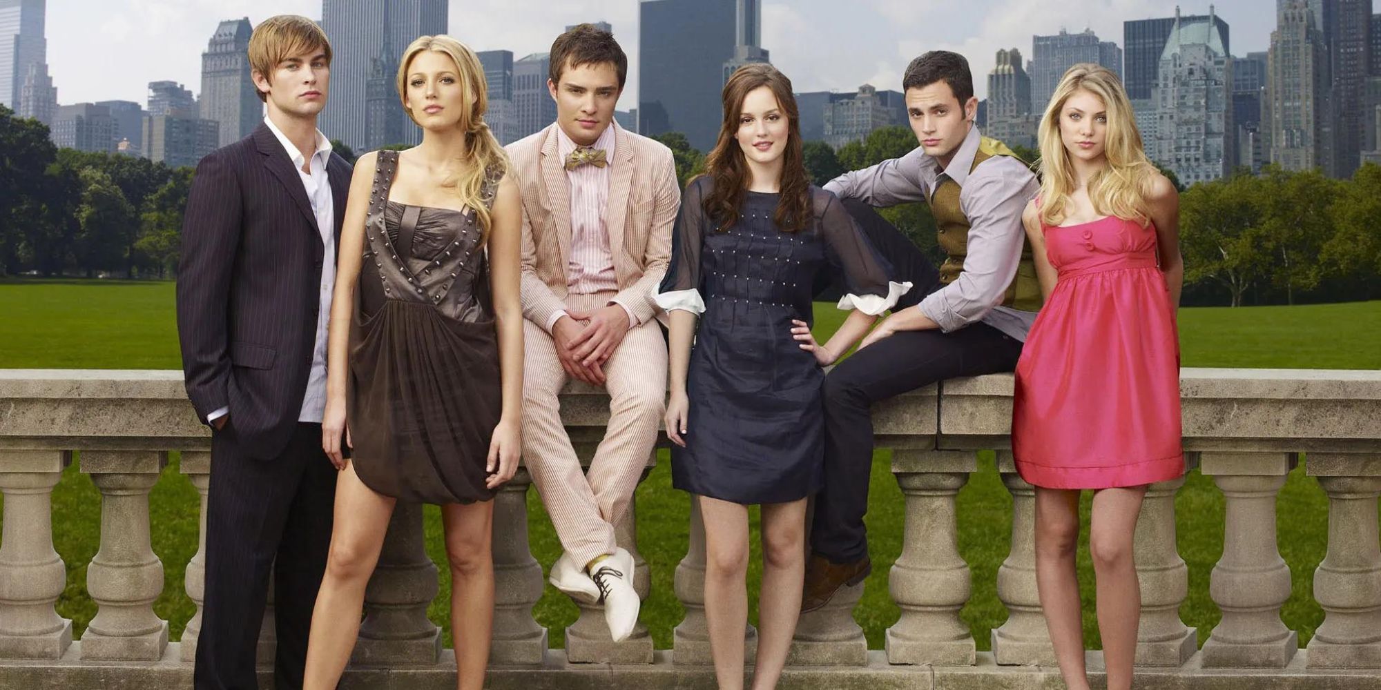 The cast of Gossip Girl standing together