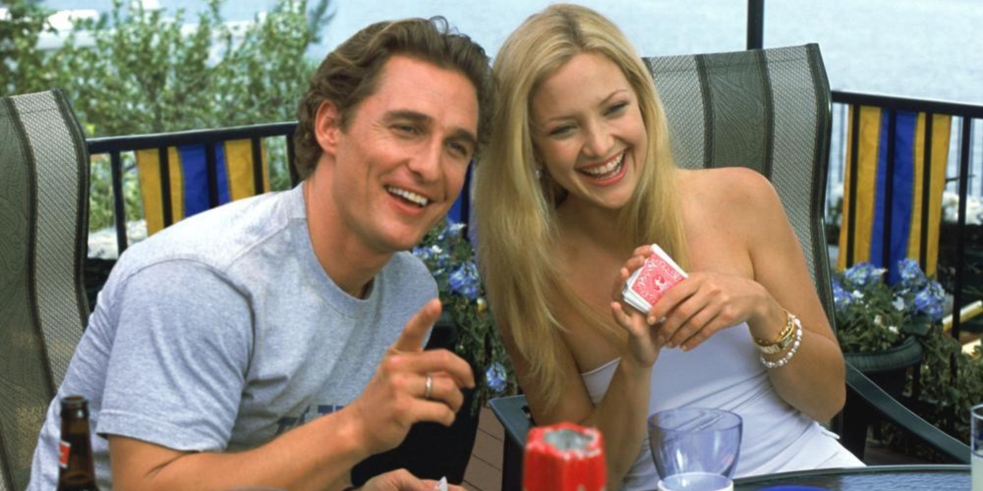 Kate Hudson et Matthew McConaughey heureux d'être assis ensemble.