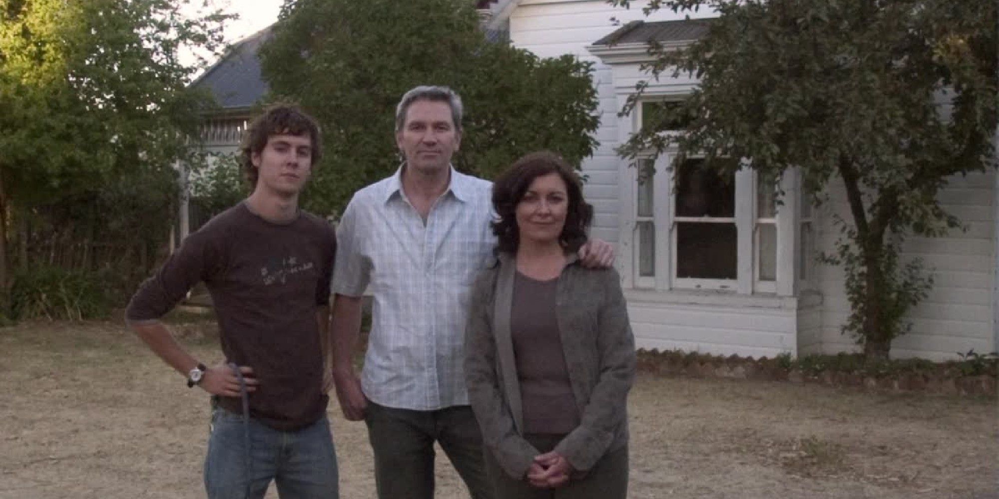 Uma família em pé na frente de sua casa