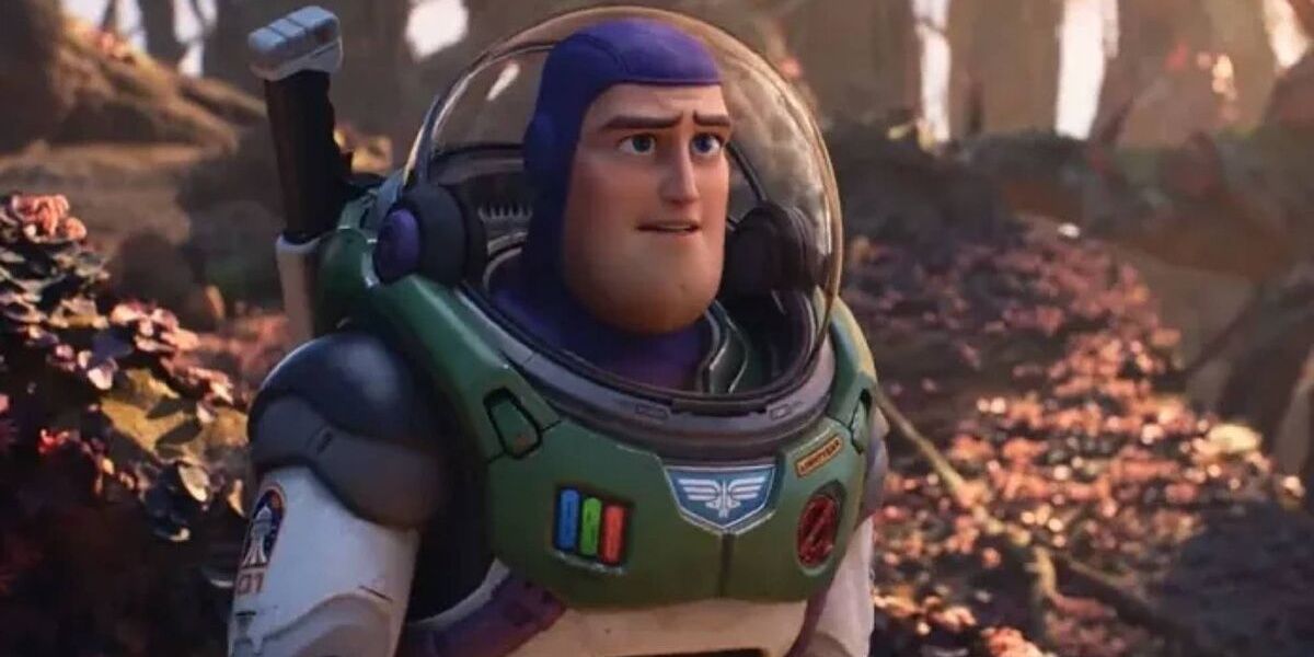 Buzz Lightyear يتحدث إلى شخص ما خارج الكاميرا في Lightyear.