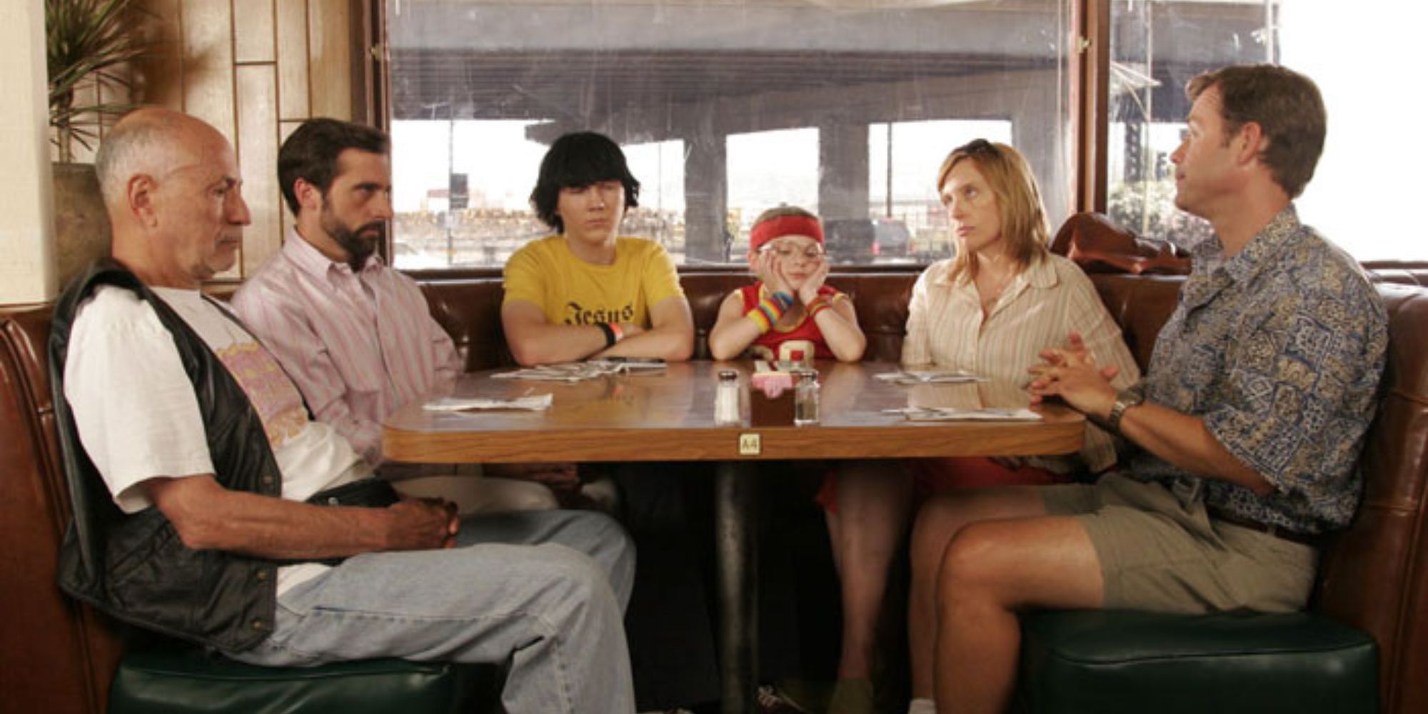 A família Hoover de Little Miss Sunshine está sentada em um restaurante