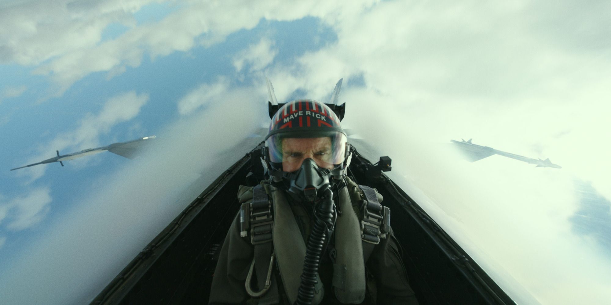 Maverick pilotant un avion de Top Gun Maverick