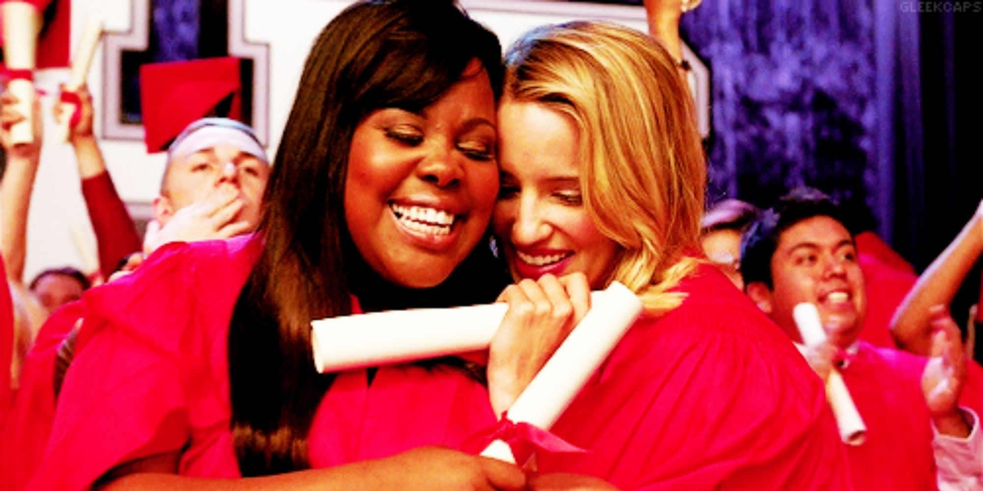 Mercedes e Quinn de Glee se abraçam na formatura