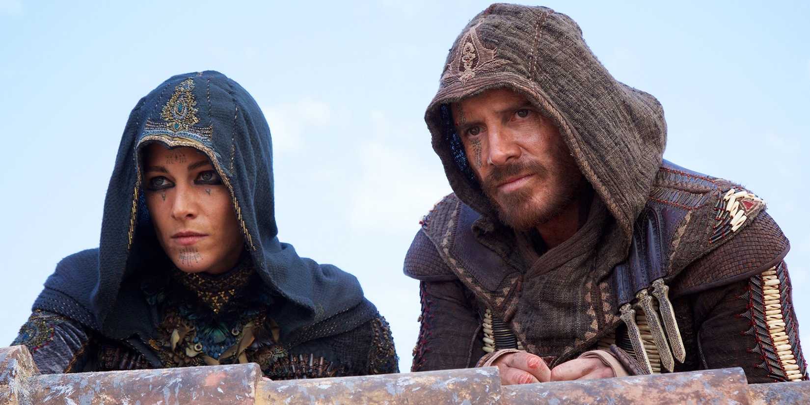 Maikls Fasbenders savā 15. gadsimta apģērbā Assassin's Creed. 