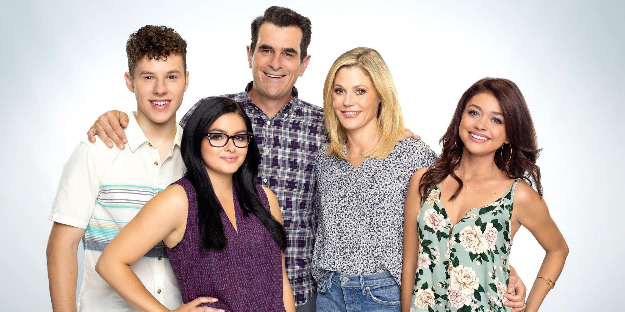 The cast of Modern Family standing together
